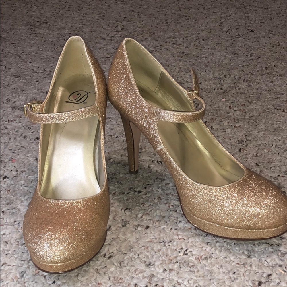 Gold sparkly pumps